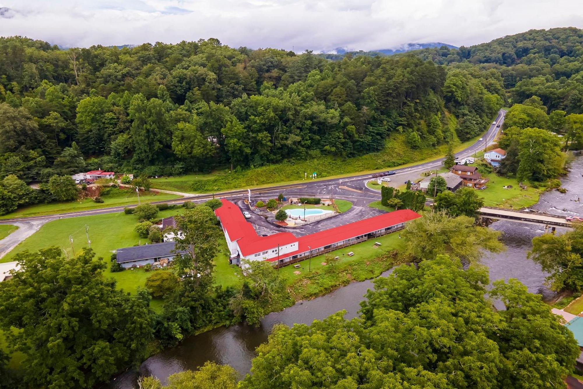Lloyd'S On The River Country Inn By Oyo Bryson City Exteriör bild