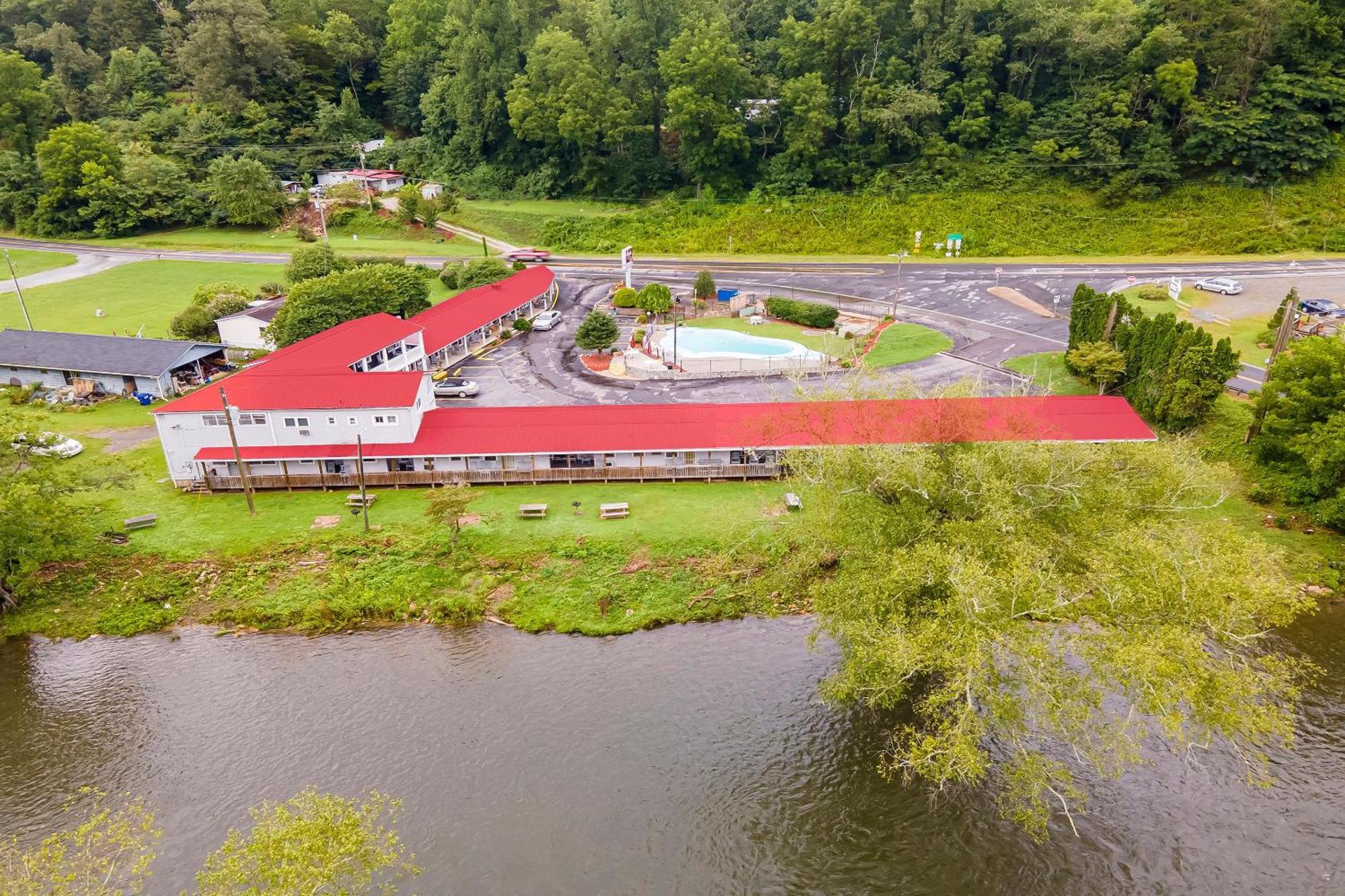 Lloyd'S On The River Country Inn By Oyo Bryson City Exteriör bild