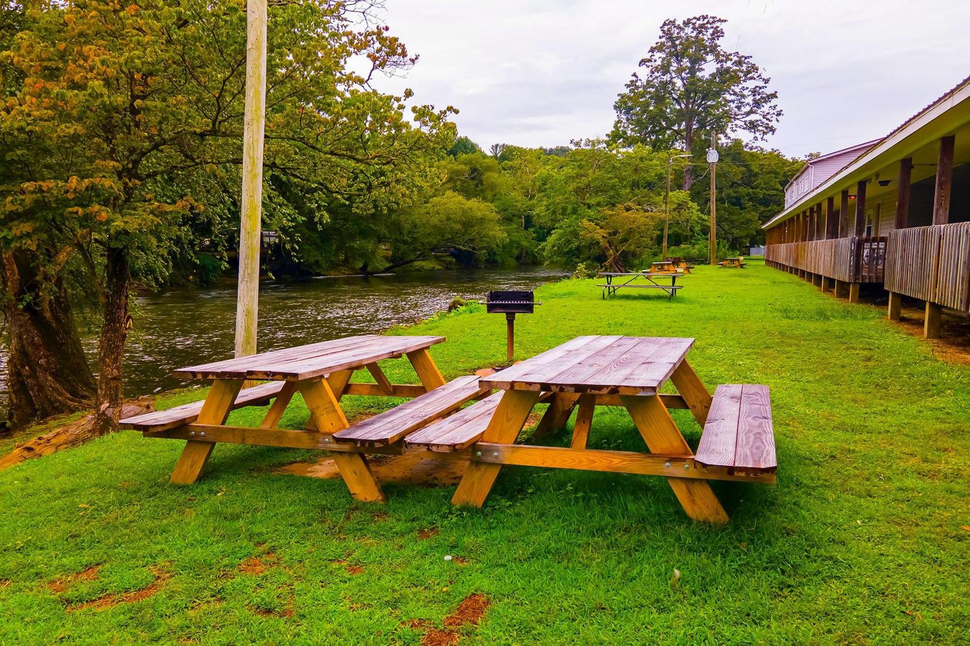 Lloyd'S On The River Country Inn By Oyo Bryson City Exteriör bild