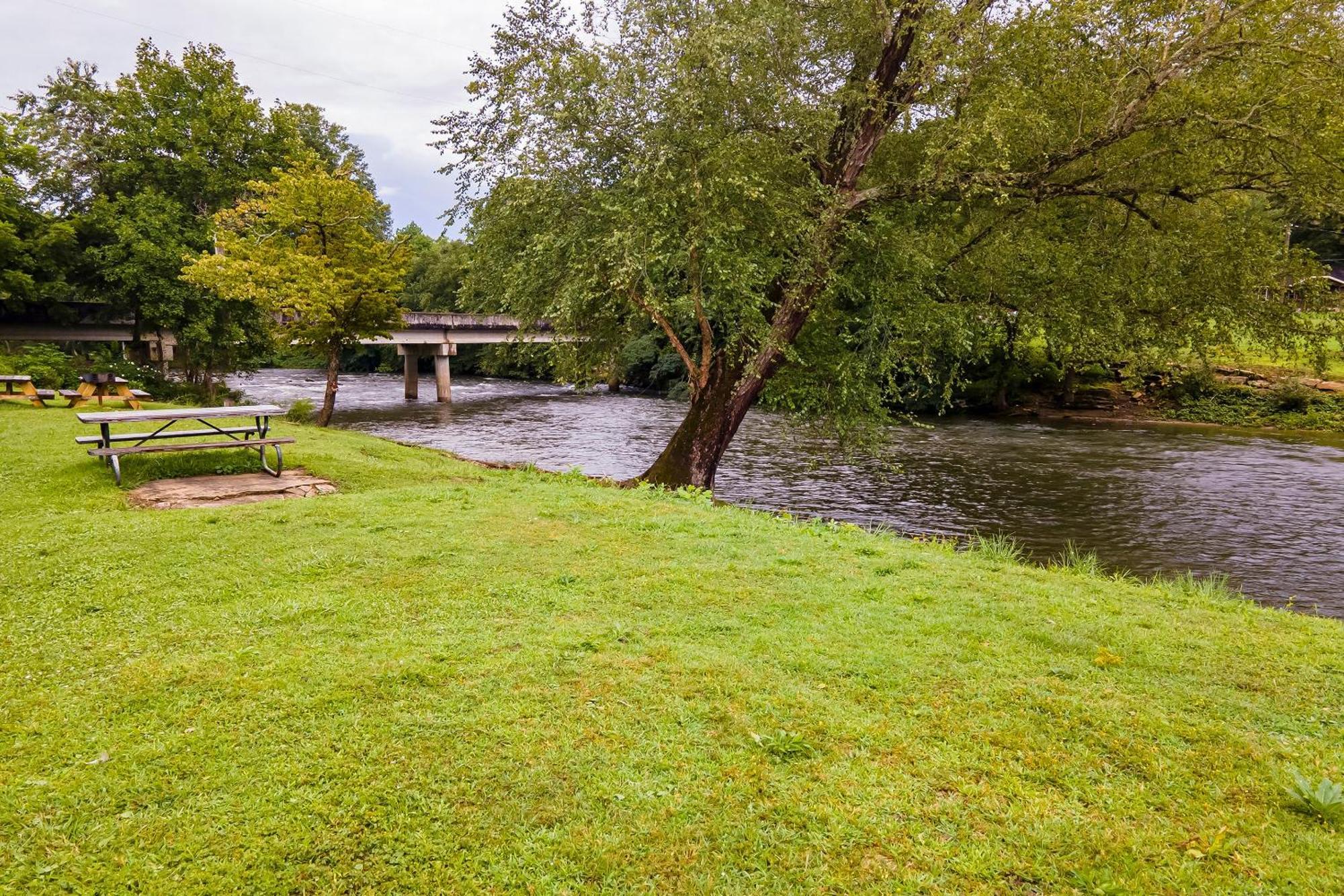 Lloyd'S On The River Country Inn By Oyo Bryson City Exteriör bild